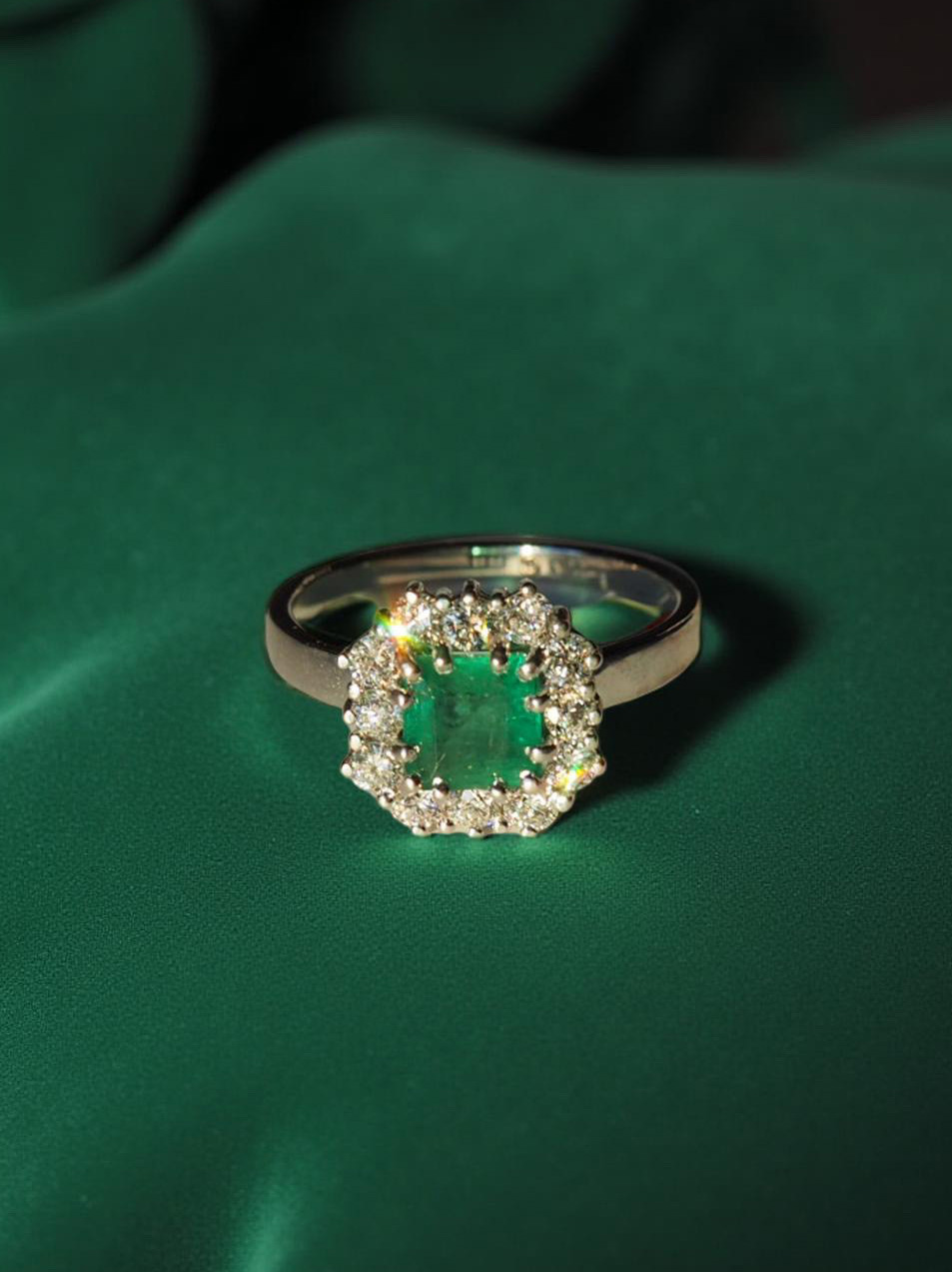 Pierścionek złoty, szmaragd, diamenty