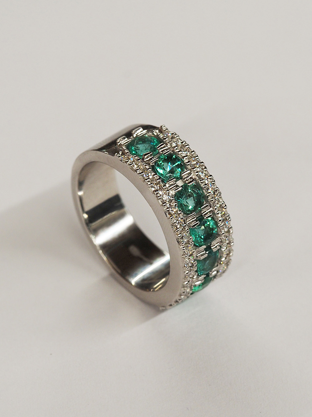 Pierścionek złoty, szmaragdy, diamenty